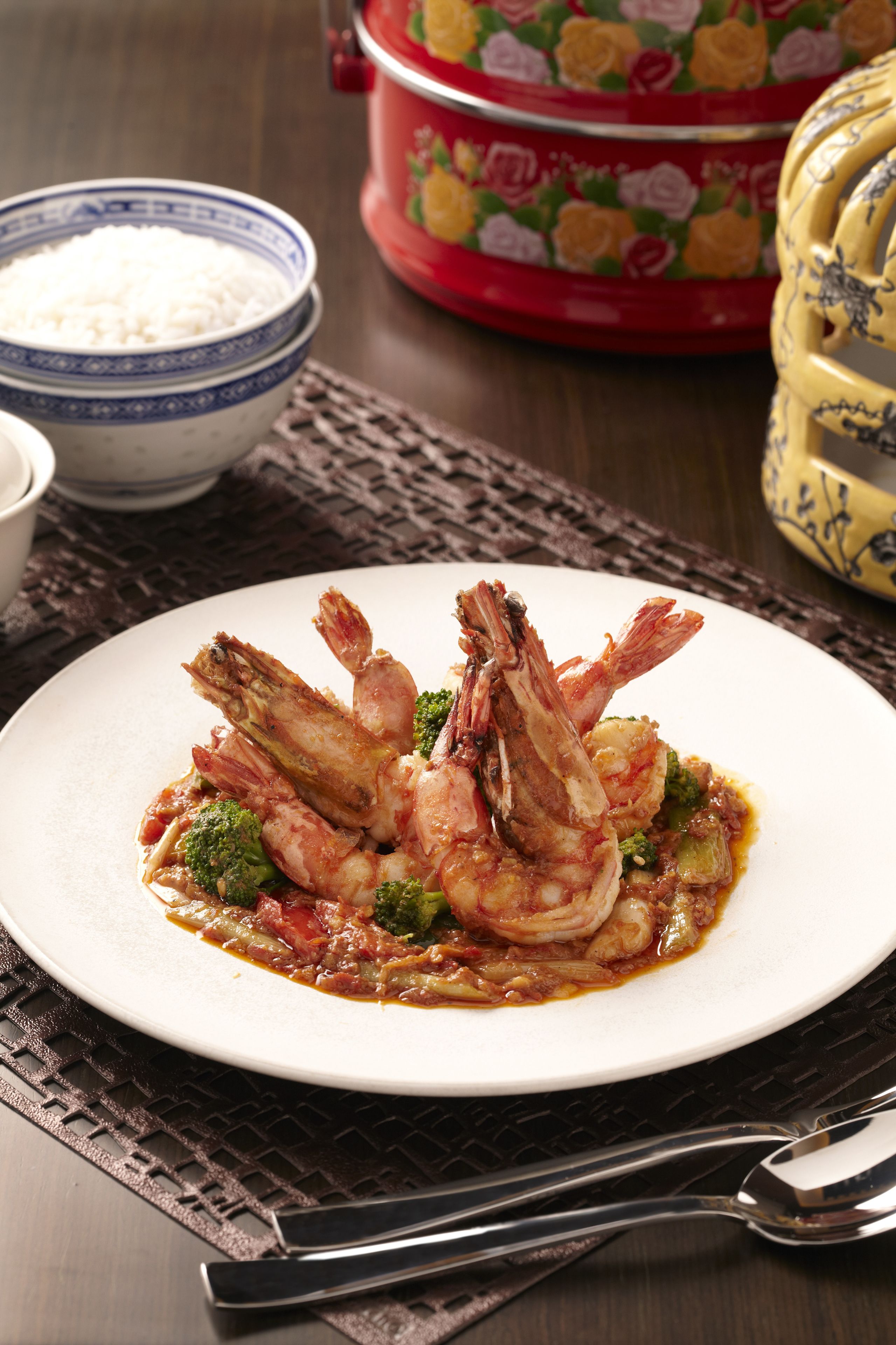 Un plato de camarones con verduras sobre una mesa.