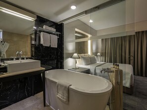 Ropa de cama de alta calidad y minibar 