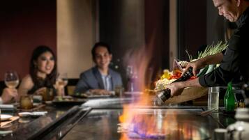 3 restaurants; breakfast, lunch, dinner, and brunch served