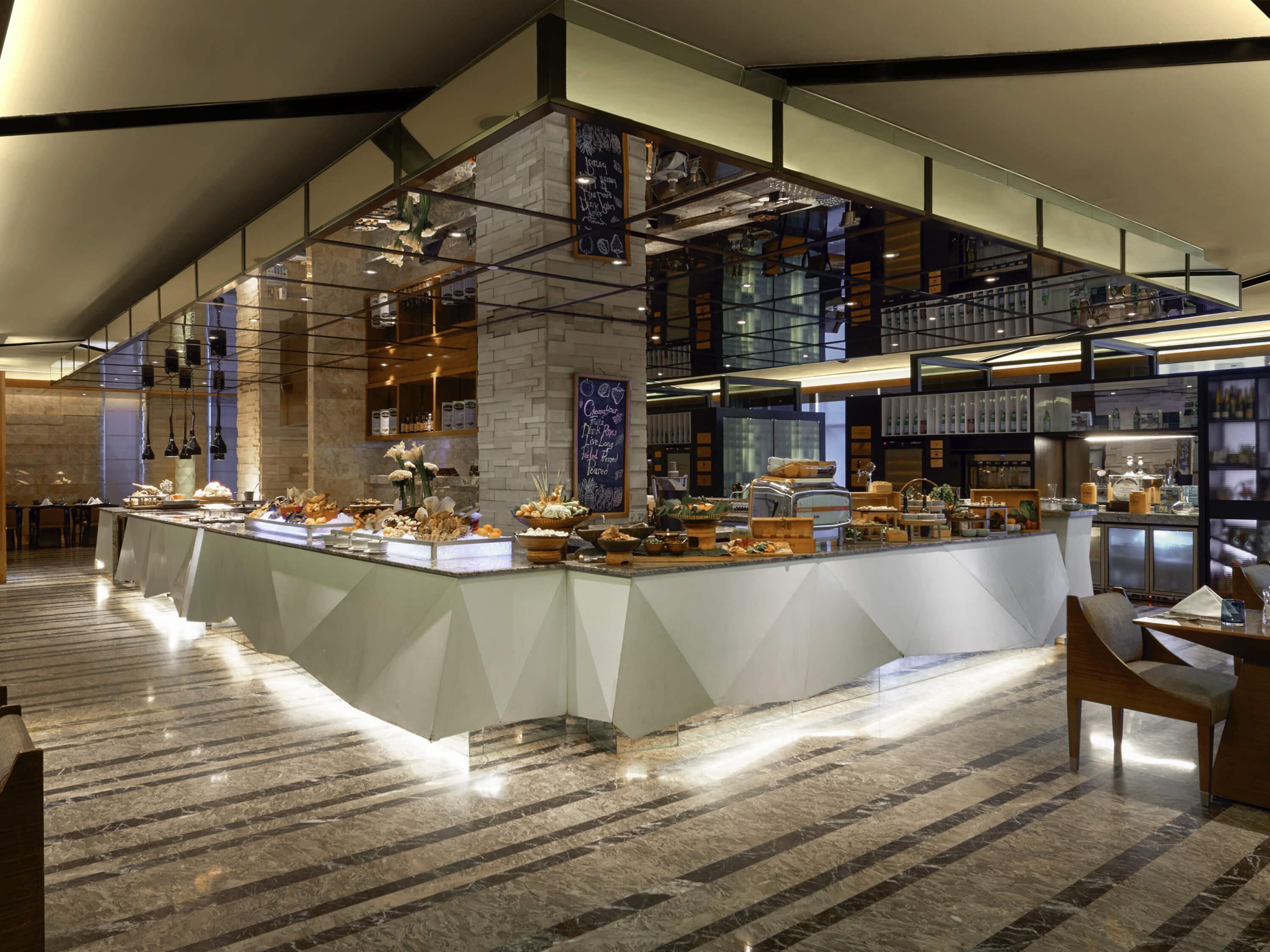 3 restaurants; breakfast, lunch, dinner and brunch served 