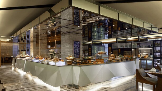 3 restaurantes; se sirve desayuno, almuerzo, cena y brunch
