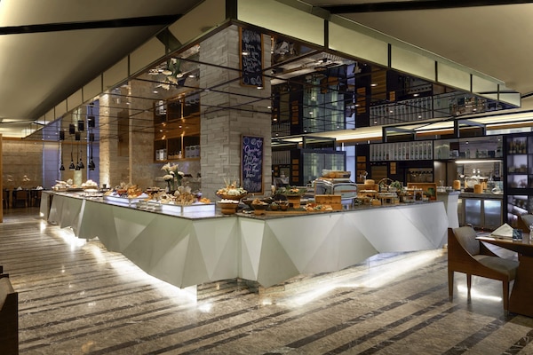 3 restaurants; breakfast, lunch, dinner and brunch served
