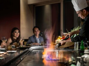 3 restaurants, serveren ontbijt, lunch, diner, internationale gerechten