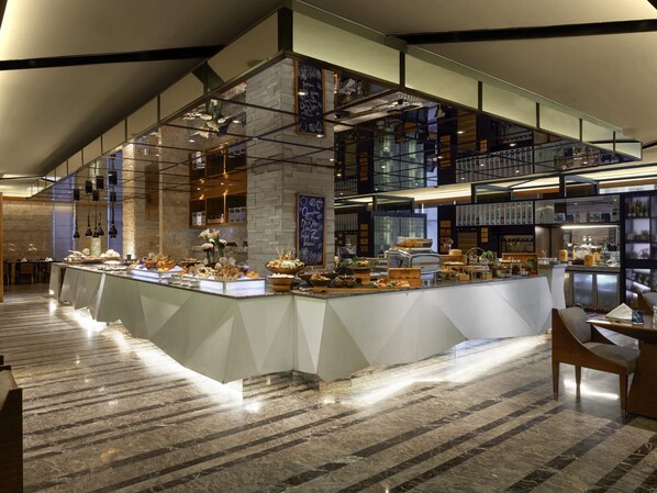 3 restaurantes; se sirve desayuno, almuerzo, cena y brunch