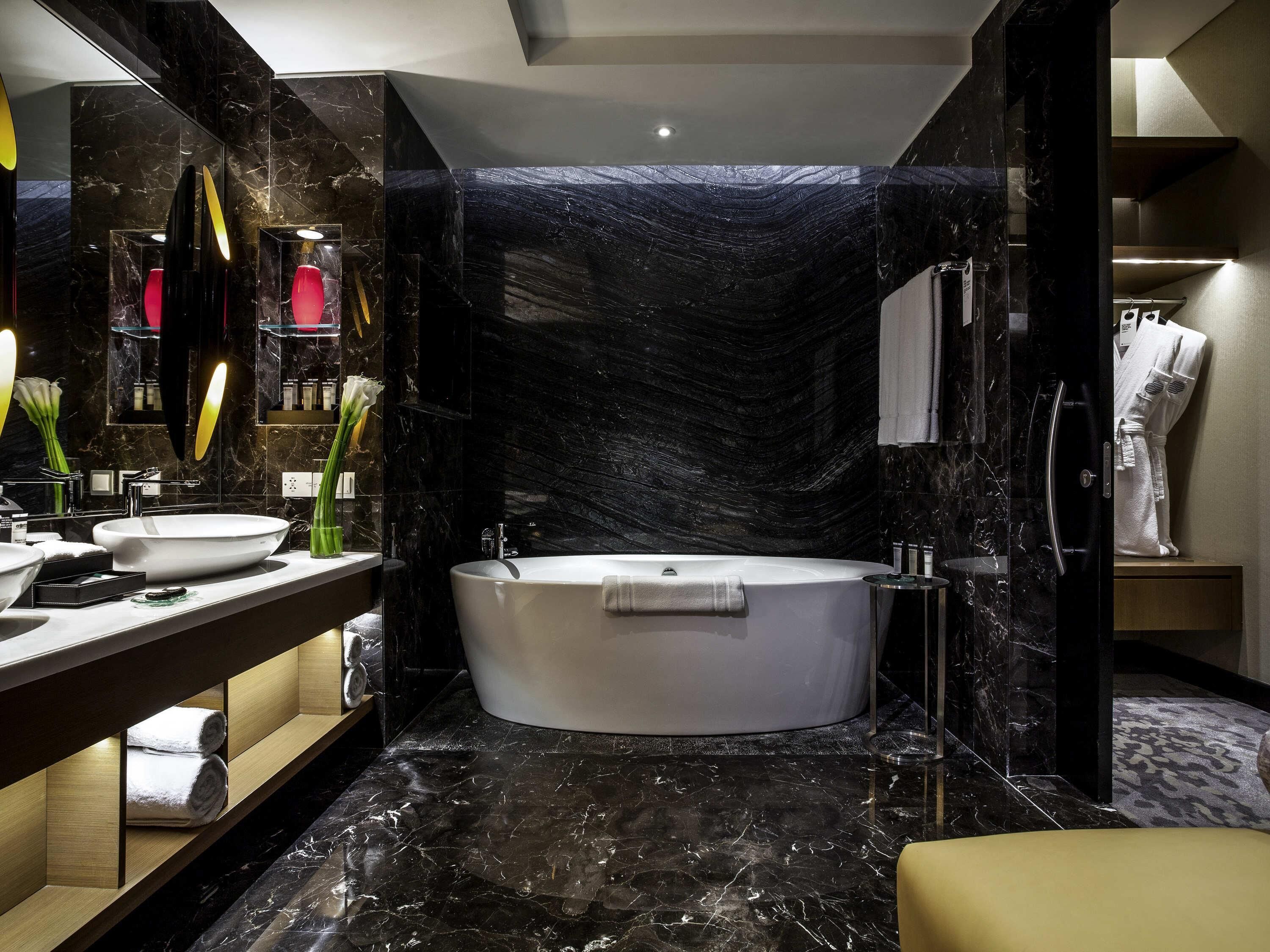 Suite, varias camas, con acceso al salón lounge del club (Accent) | Ropa de cama de alta calidad y minibar 