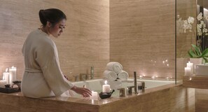 전신 트리트먼트, 바디 랩, 바디 스크럽, 페이셜 트리트먼트, 매니큐어/페디큐어, 마사지 서비스
