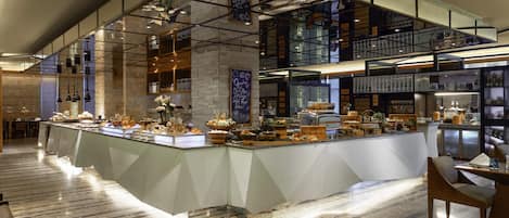 3 restaurants, breakfast, lunch, dinner served; international cuisine