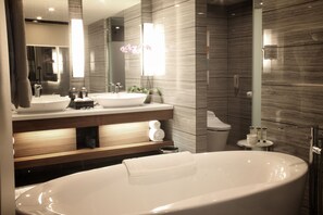 Combined shower/bathtub, deep-soaking bathtub, rainfall showerhead - Pullman Jakarta Indonesia (Jakarta)