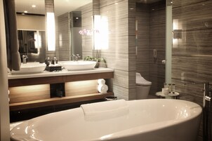 Combined shower/bathtub, deep-soaking bathtub, rainfall showerhead