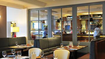 2 restaurants; breakfast, lunch, and dinner served
