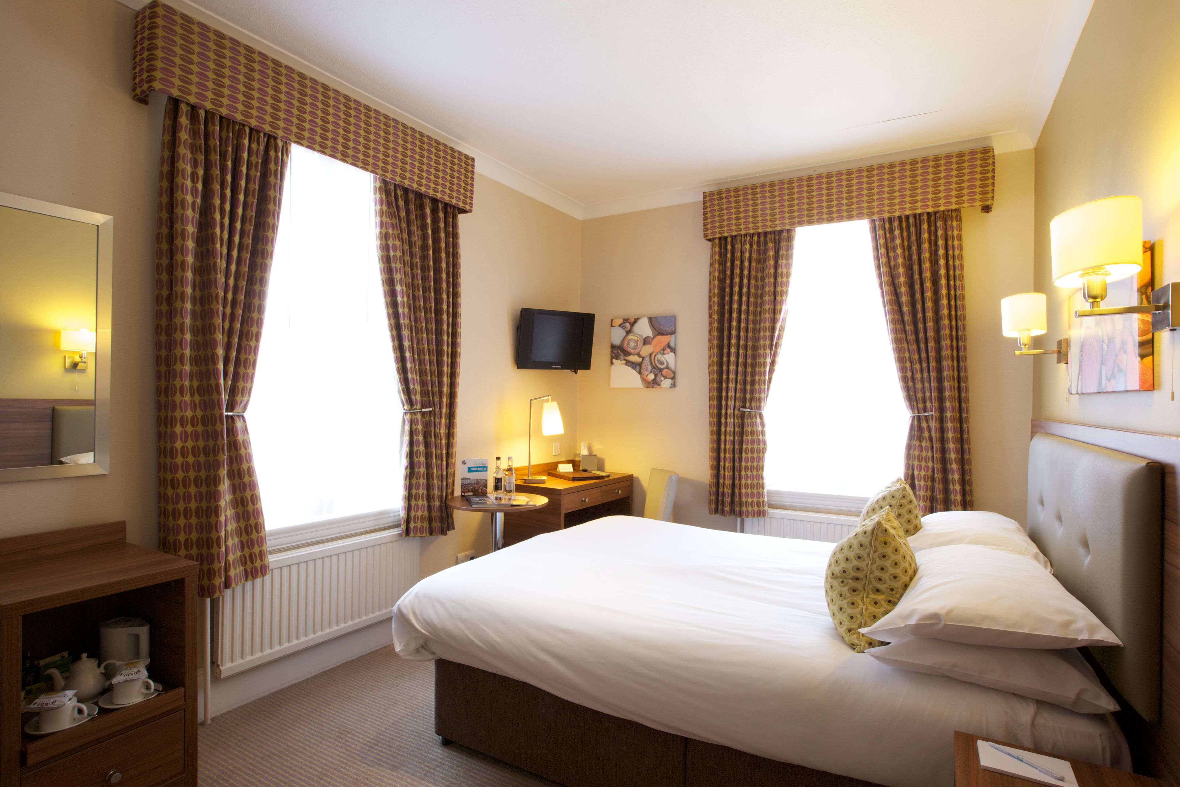 標準雙人房, 城市景觀 | 客房內保險箱、書桌、熨斗/熨衣板、免費無線上網