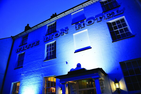 A hotel facade with the name "WHITE HOUSE HOTEL" illuminated in blue. - White Lion Hotel - Aldeburgh (Aldeburgh)