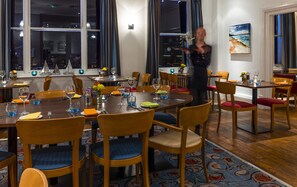 2 restaurants; ze serveren er ontbijt, lunch en diner