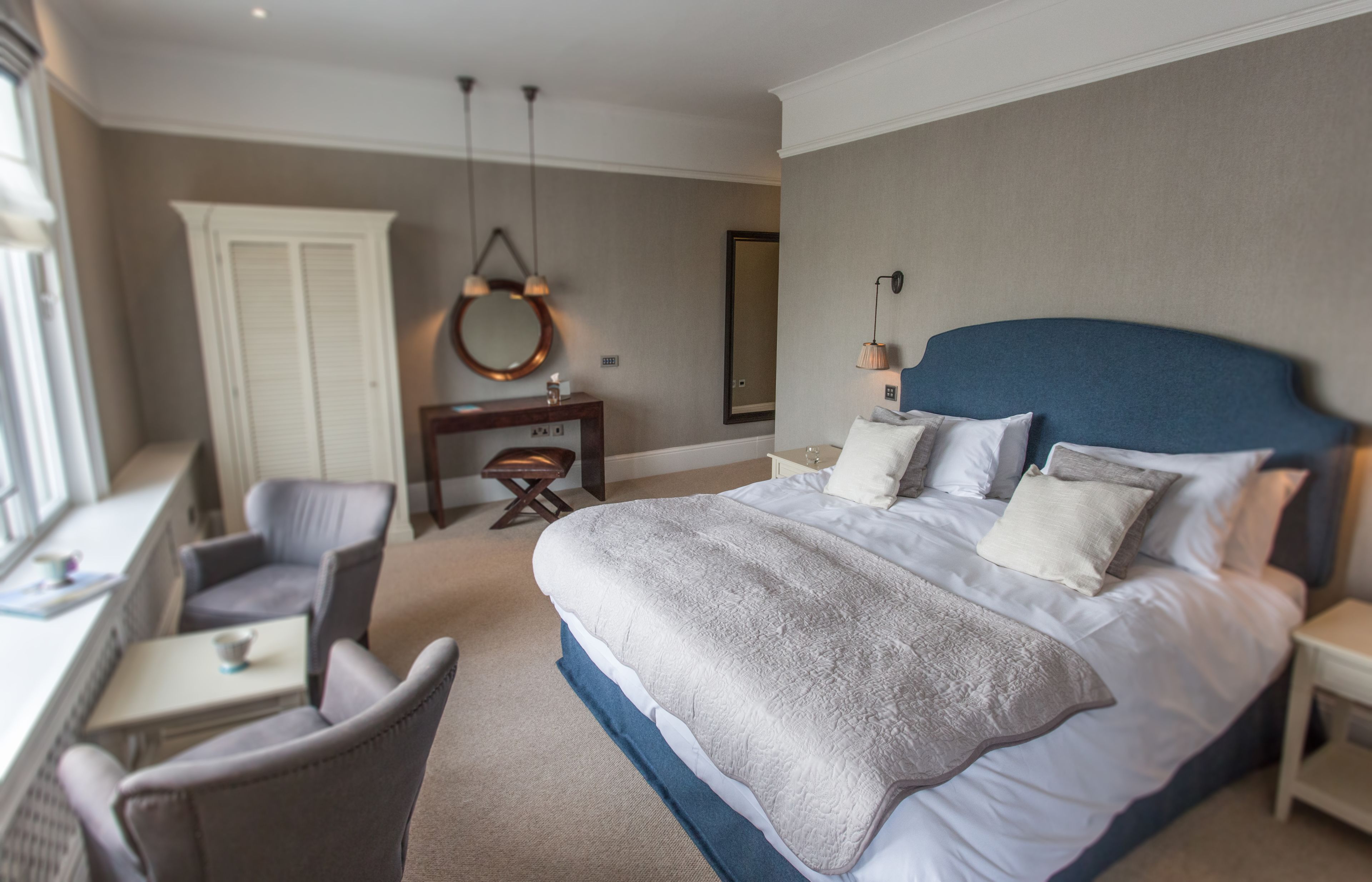 Ein Schlafzimmer mit einem großen Bett, einem Schreibtisch und einem Stuhl.