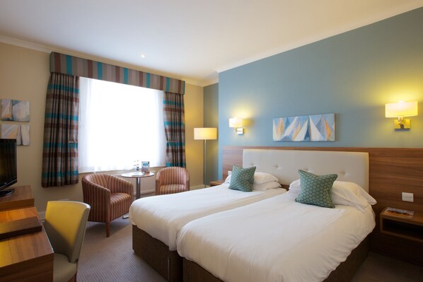 Habitación estándar con 1 cama matrimonial o 2 individuales, vista al mar | Caja de seguridad en la habitación y escritorio 