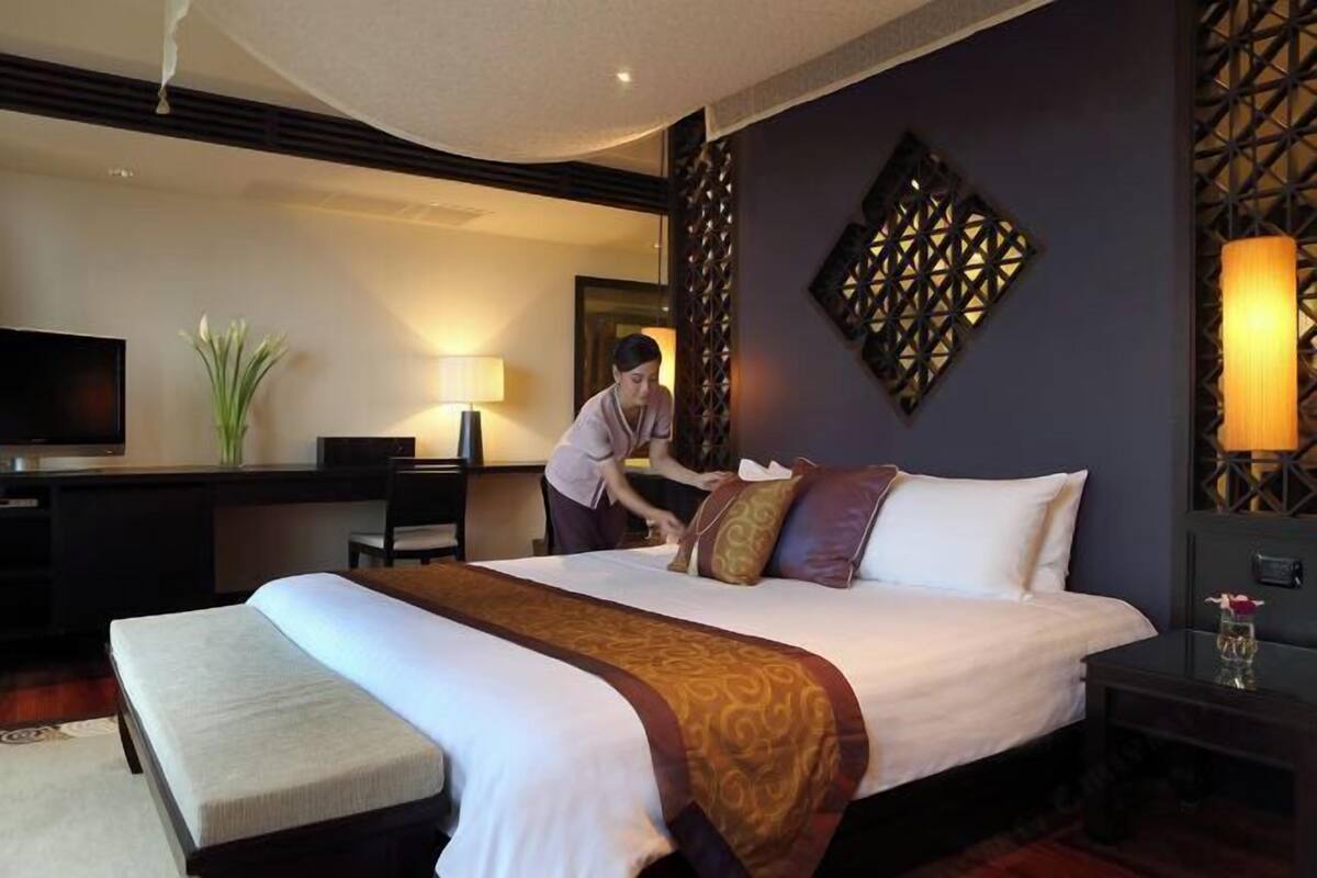 Premium bedding, minibar, in-room safe, desk