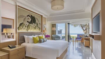 Club Room, 1 King Bed | Premium bedding, minibar, in-room safe, individually decorated