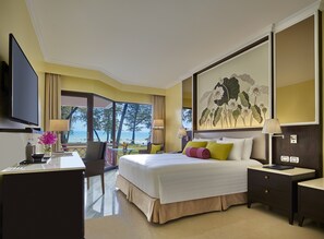 Premier Room, 1 King Bed, Oceanfront | Premium bedding, minibar, in-room safe, individually decorated