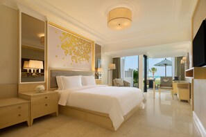 Club Room, 1 King Bed | Premium bedding, minibar, in-room safe, individually decorated