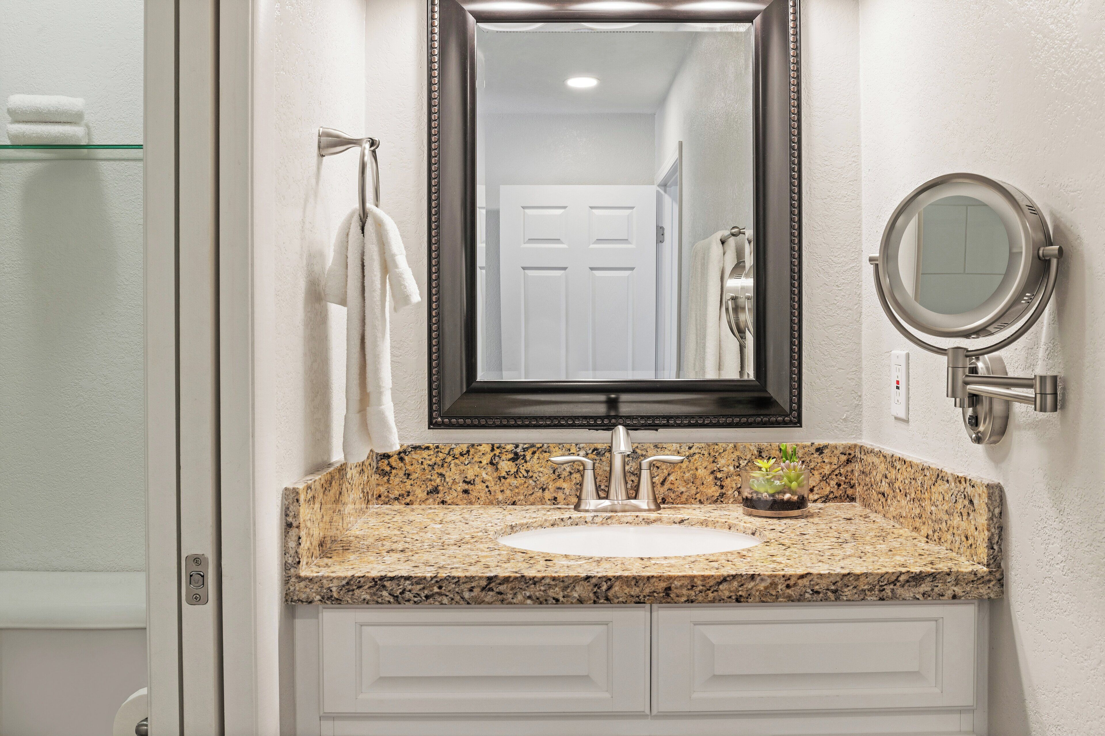 standard suite, 1 queen bed with sofa bed | bathroom | free toiletries, hair dryer, towels, shampoo