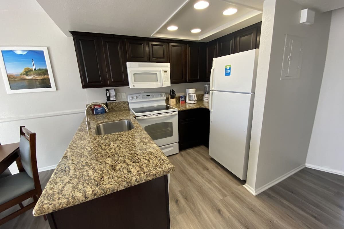 condo, 2 bedrooms, kitchen | private kitchen | fridge, microwave, coffee/tea maker, toaster