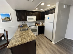 Appart'hôtel, 2 chambres, cuisine | Cuisine privée