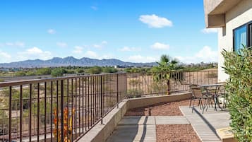 Condo, 2 Bedrooms, Kitchen | Lake view