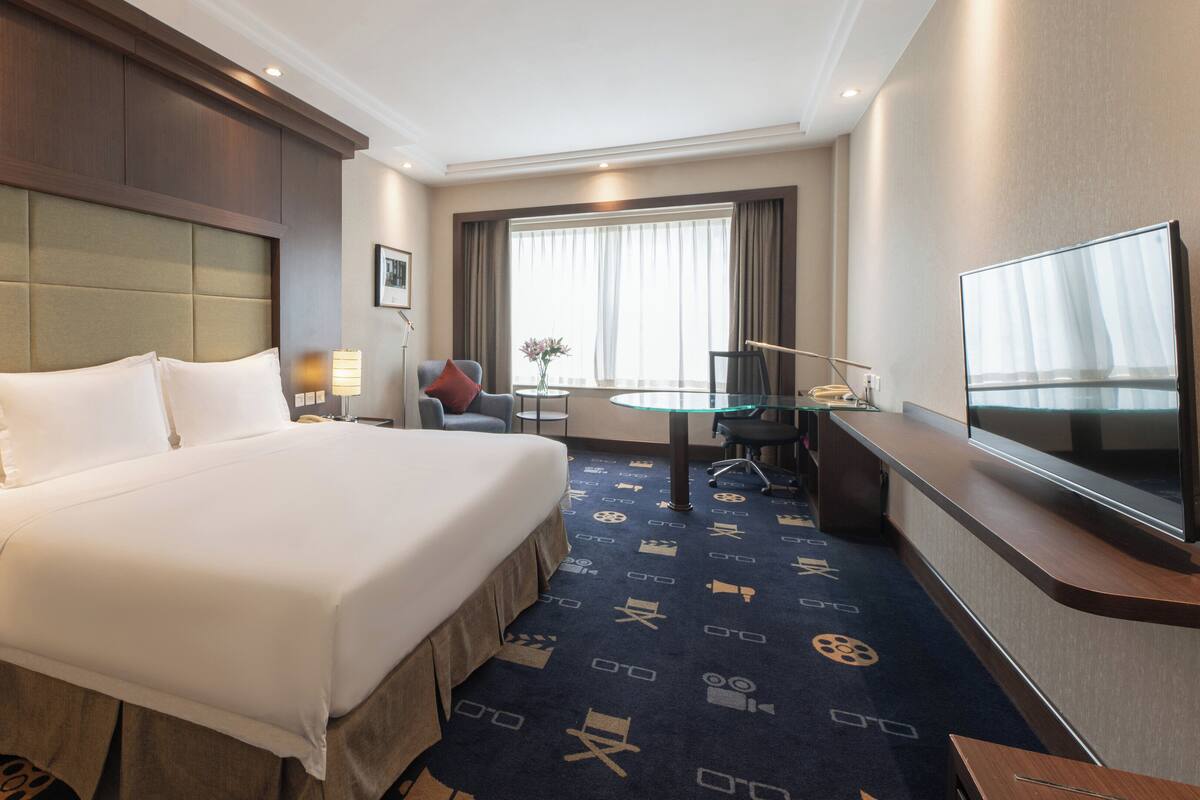 Phòng Tiêu chuẩn, 1 giường cỡ king (Technology) | Chăn bông, minibar, két bảo mật tại phòng, bàn 