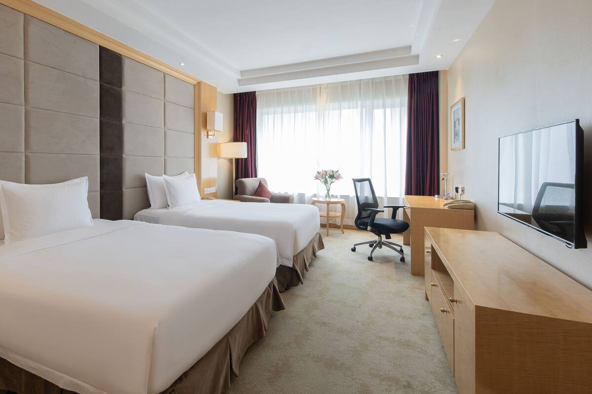 Chăn bông, minibar, két bảo mật tại phòng, bàn 