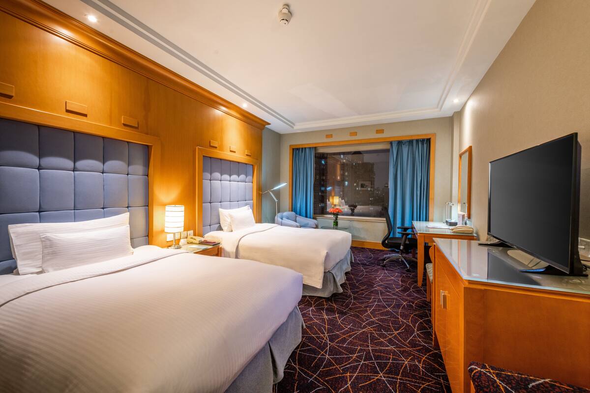 Chăn bông, minibar, két bảo mật tại phòng, bàn