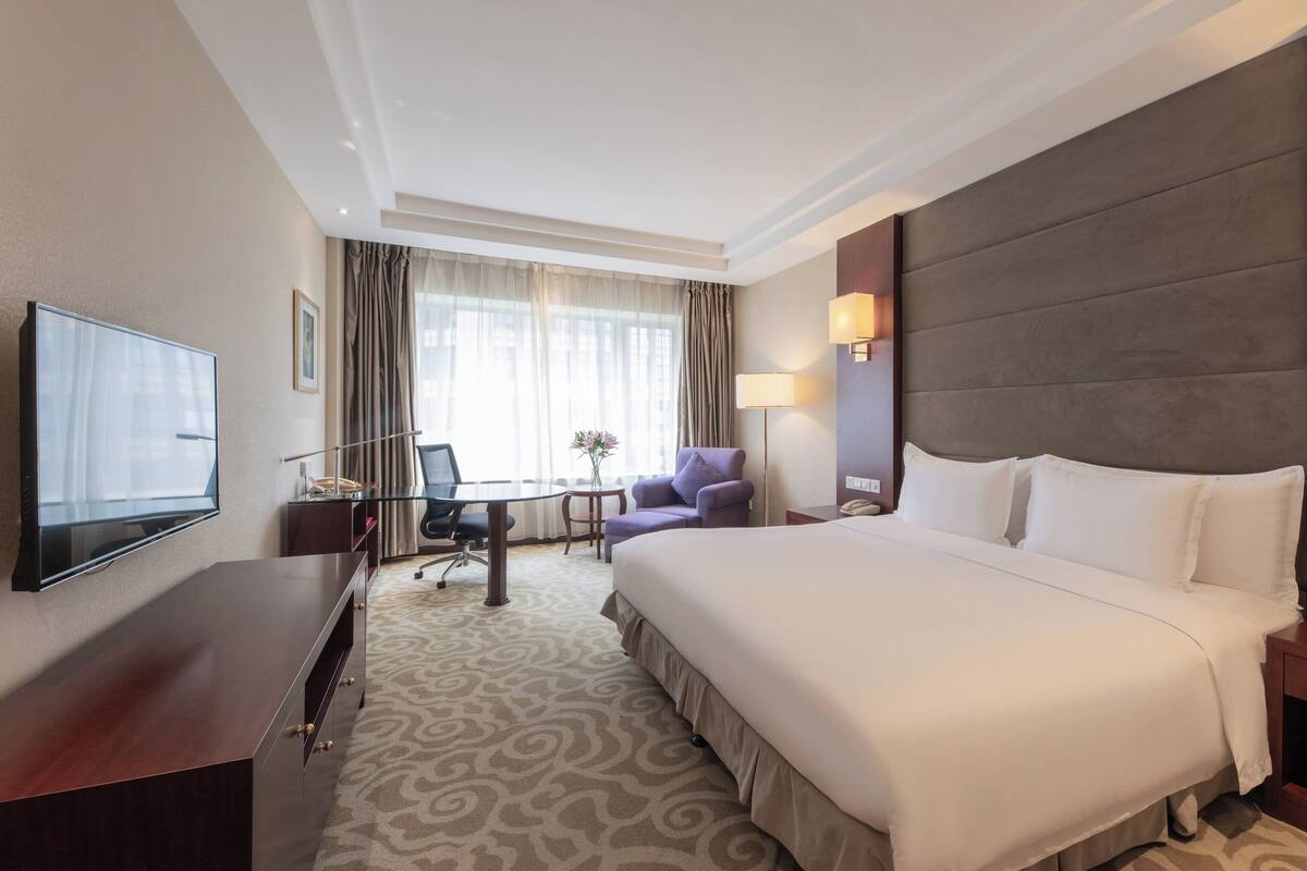 Chăn bông, minibar, két bảo mật tại phòng, bàn 