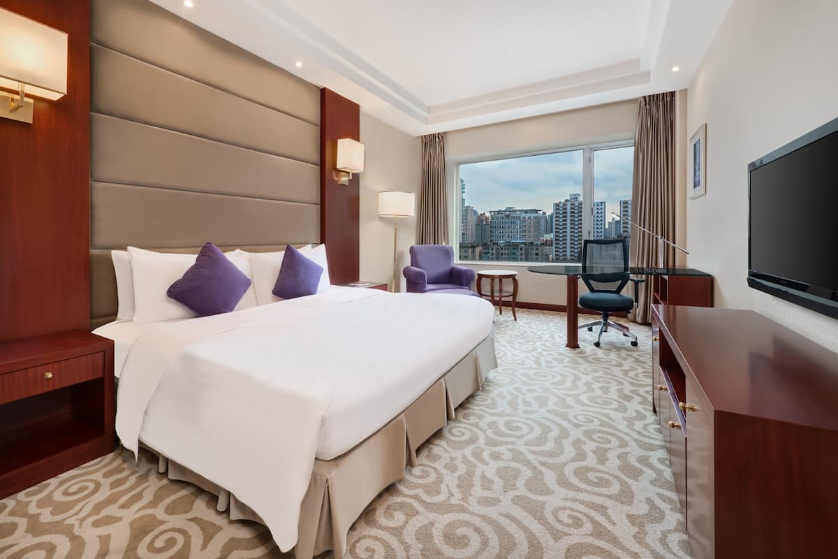 Chăn bông, minibar, két bảo mật tại phòng, bàn