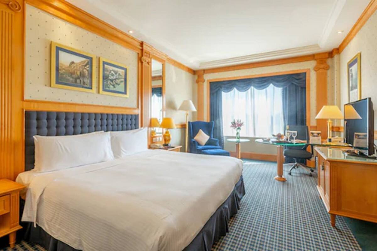 Chăn bông, minibar, két bảo mật tại phòng, bàn