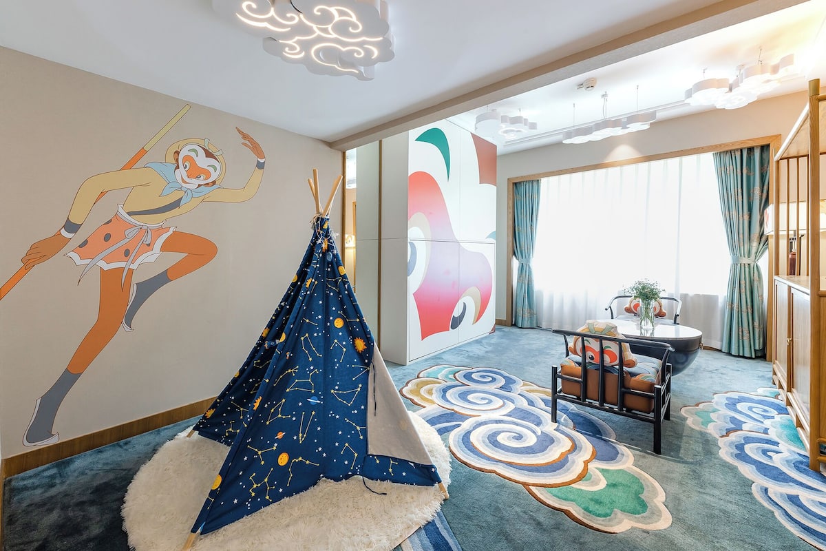 Suite, 1 Katil Raja (King) (Kids Theme) | Gebar bulu kapas, bar mini, peti besi dalam bilik, meja