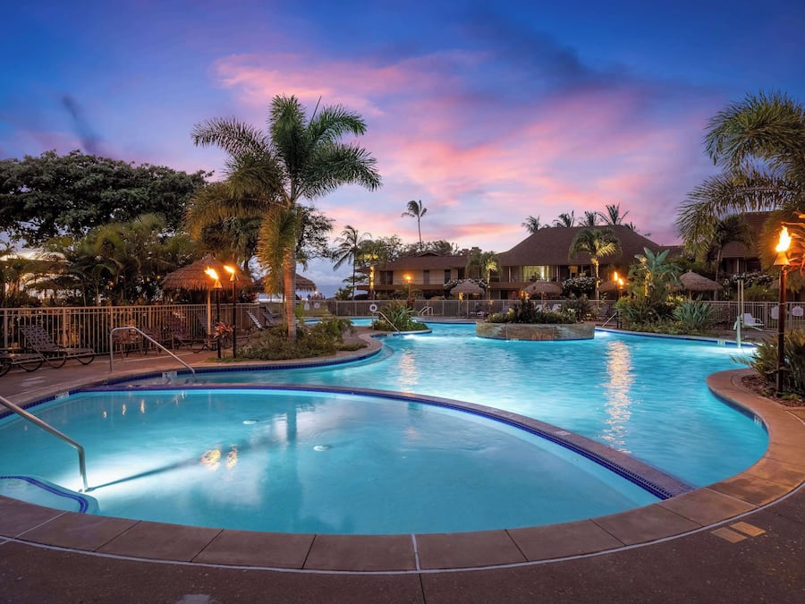 2 Außenpools, geöffnet von 08:00 Uhr bis 22:00 Uhr, Sonnenschirme