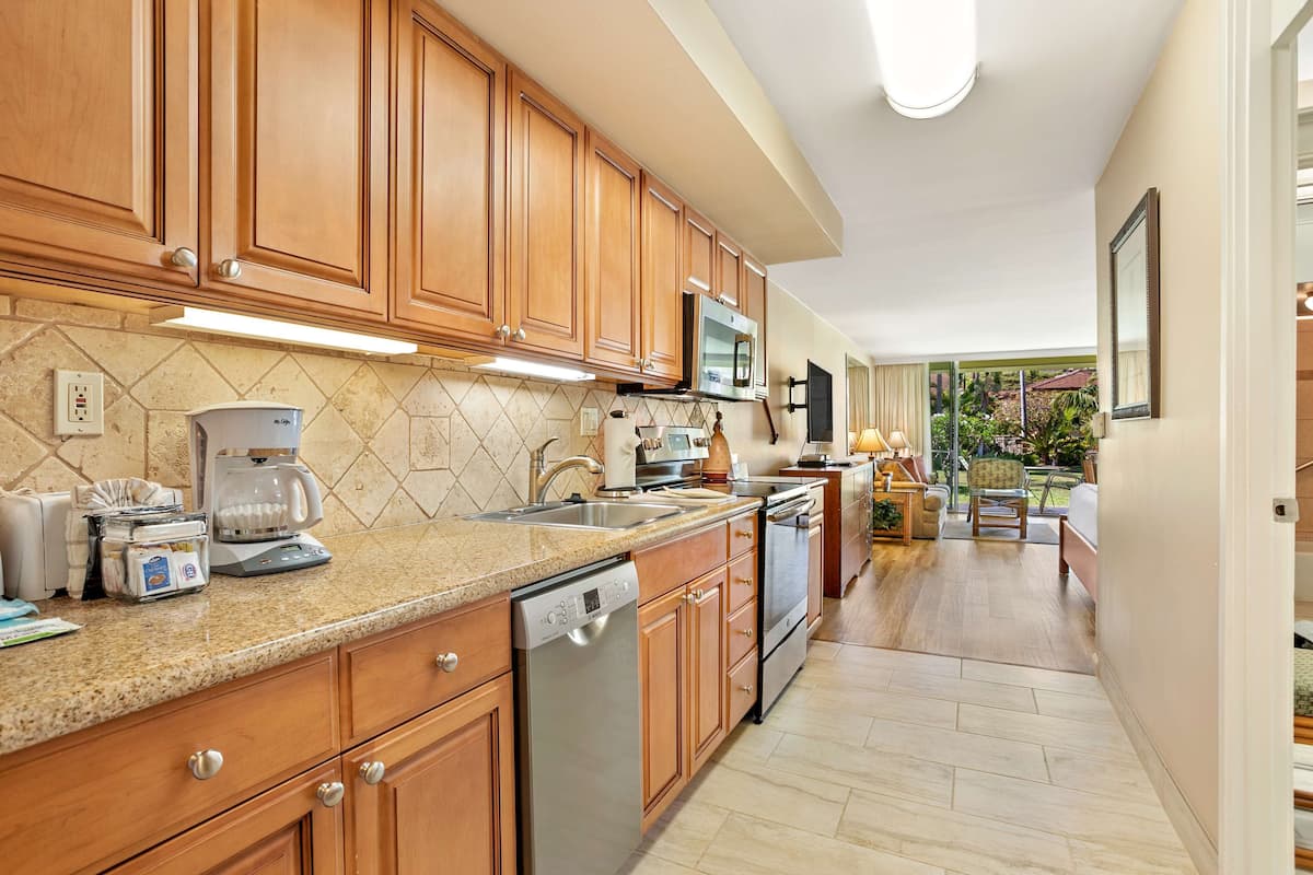 Estudio Premium, vista al jardín | Cocineta privada | Cafetera y tetera