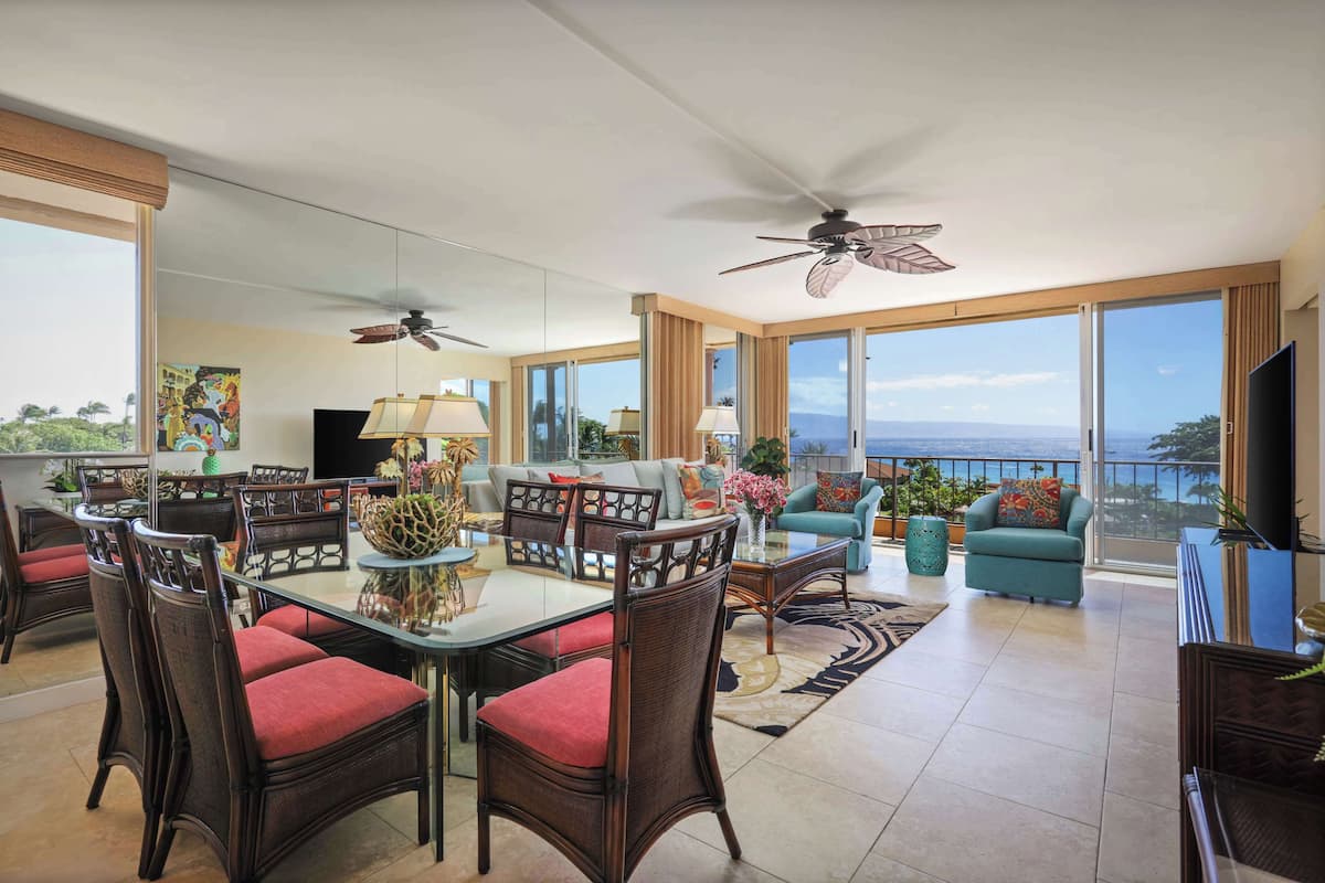 Suite Premium, 1 cama matrimonial, vista al océano (1 Bedroom Ocean View) | Área de sala de estar | Televisión LCD de 50 pulgadas con canales por cable y televisión