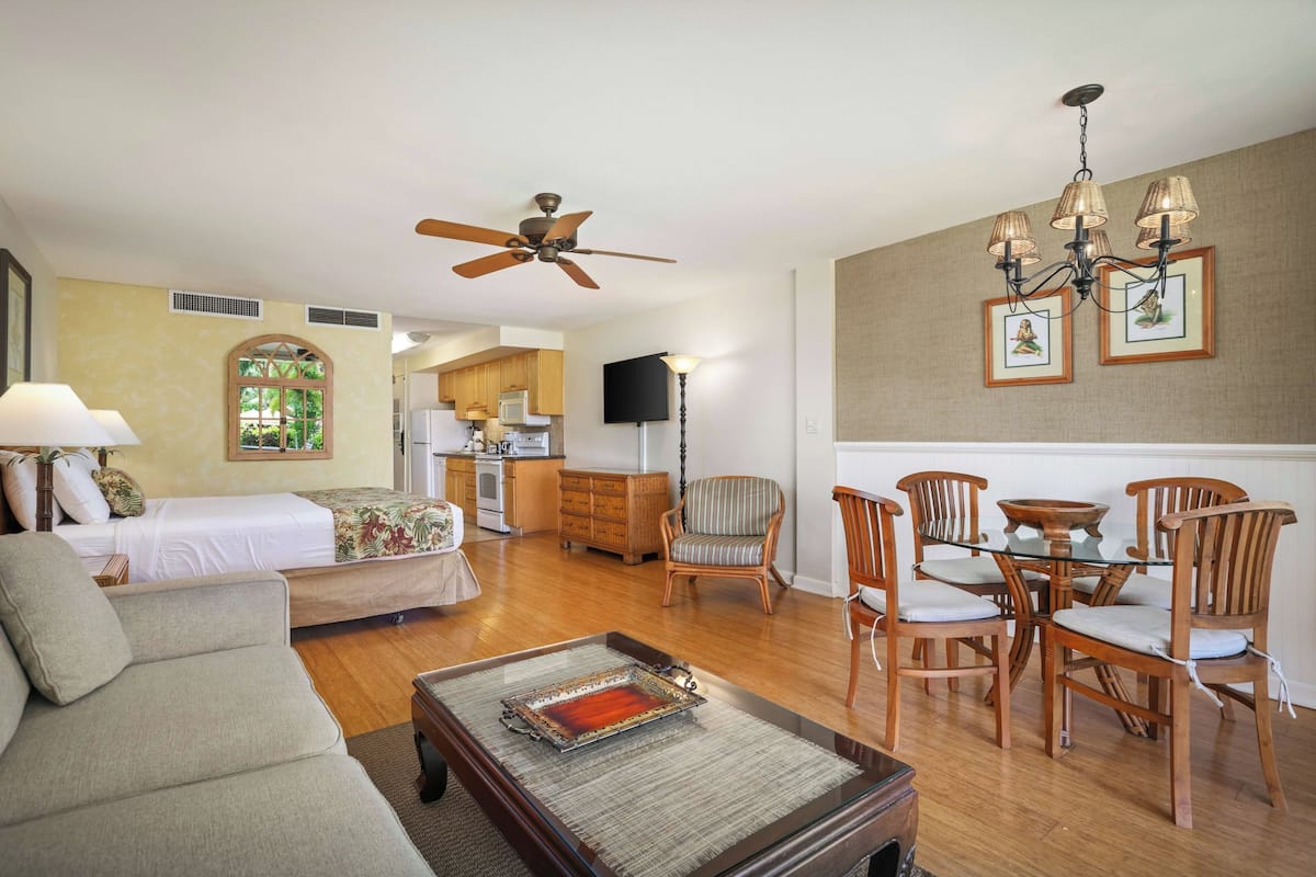 Deluxe Studio (Oceanside) | Egyptian cotton sheets, premium bedding, pillowtop beds, in-room safe