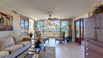 Suite (1 Bedroom, Ocean View) | Ruang tamu | 50 inci televisyen LCD dengan kabel, TV