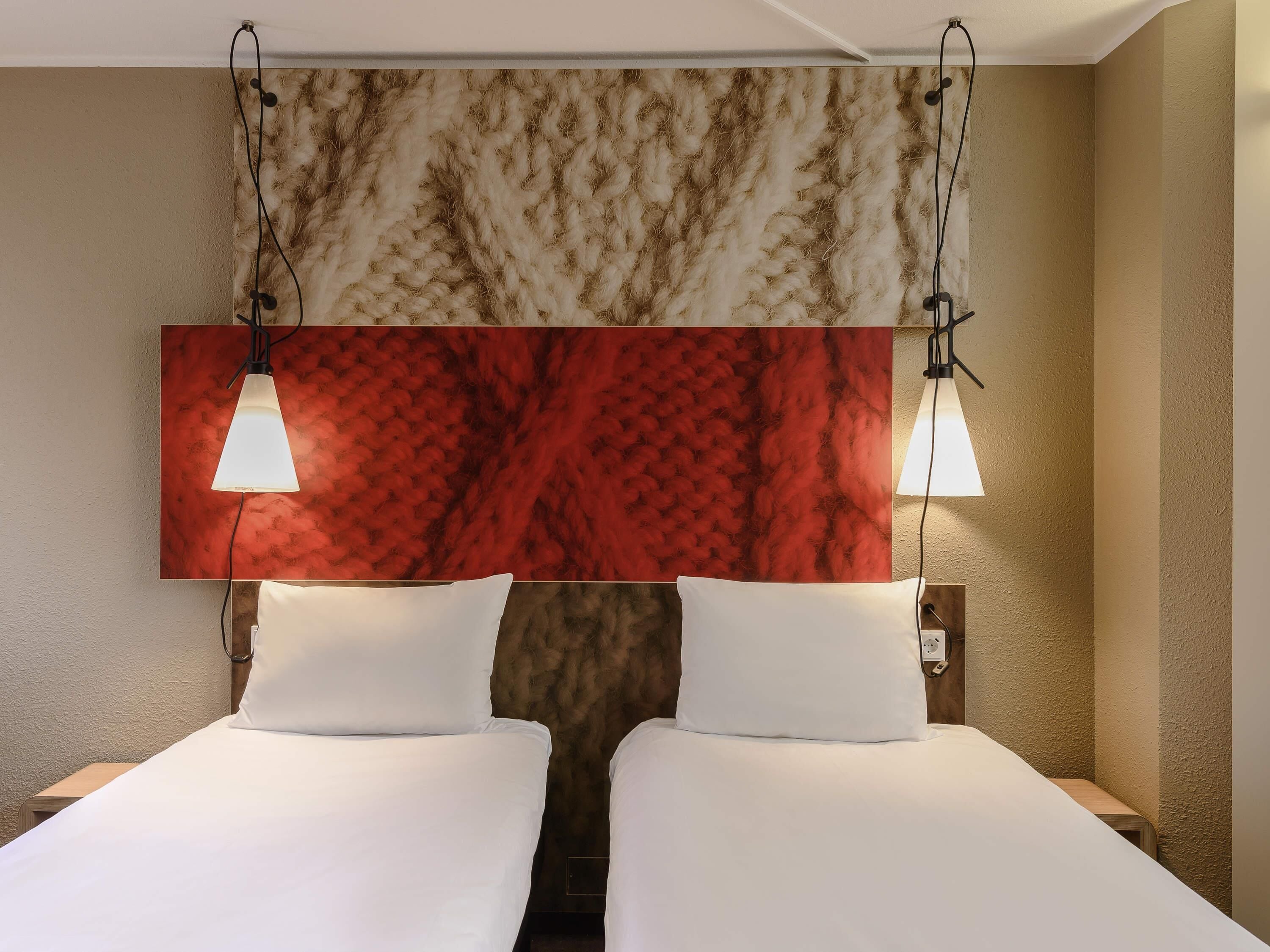 Tomannsrom – standard, 2 enkeltsenger | Skrivebord, skrivebord for bærbar PC og blendingsgardiner