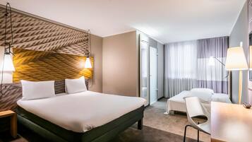 Comfort-Zimmer, 1 Doppelbett und Schlafsofa | Schreibtisch, laptopgeeigneter Arbeitsplatz, Verdunkelungsvorhänge