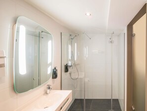 Desk, laptop workspace, blackout drapes, free WiFi - ibis Muenchen City (Munich)