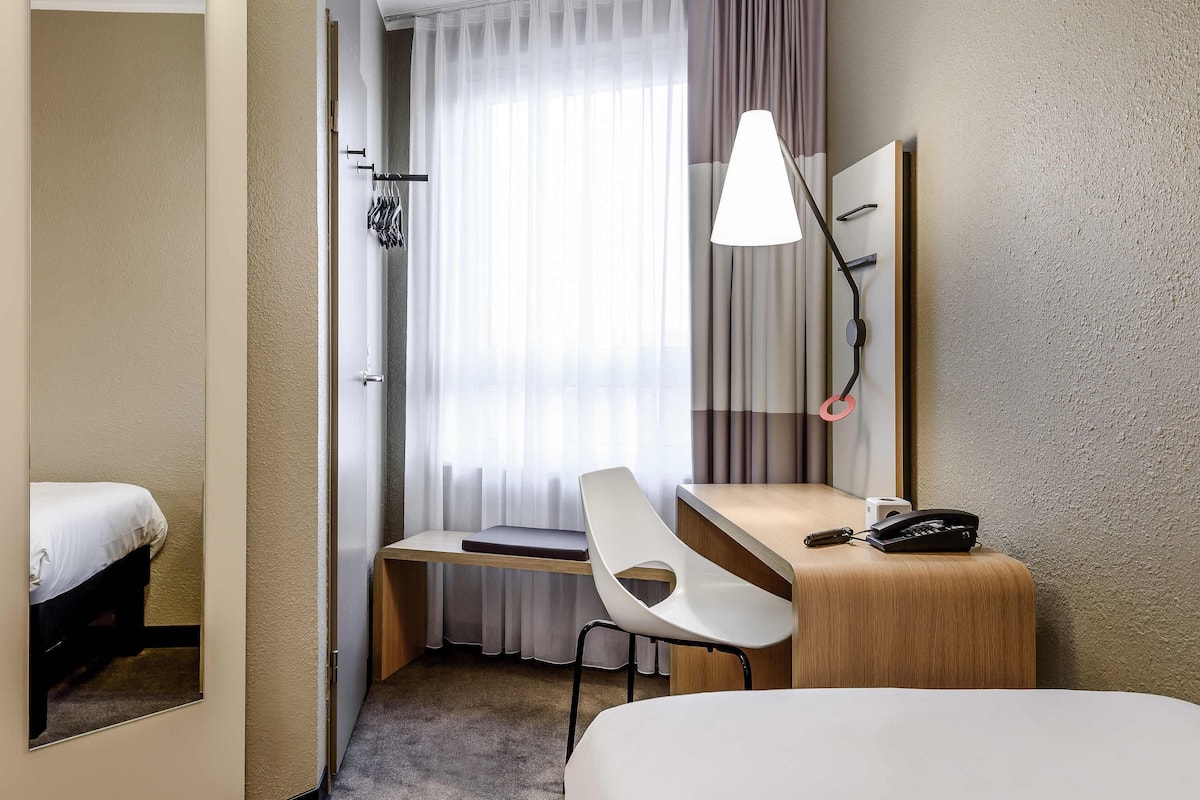 Escritorio, espacio para trabajar con laptop y cortinas blackout