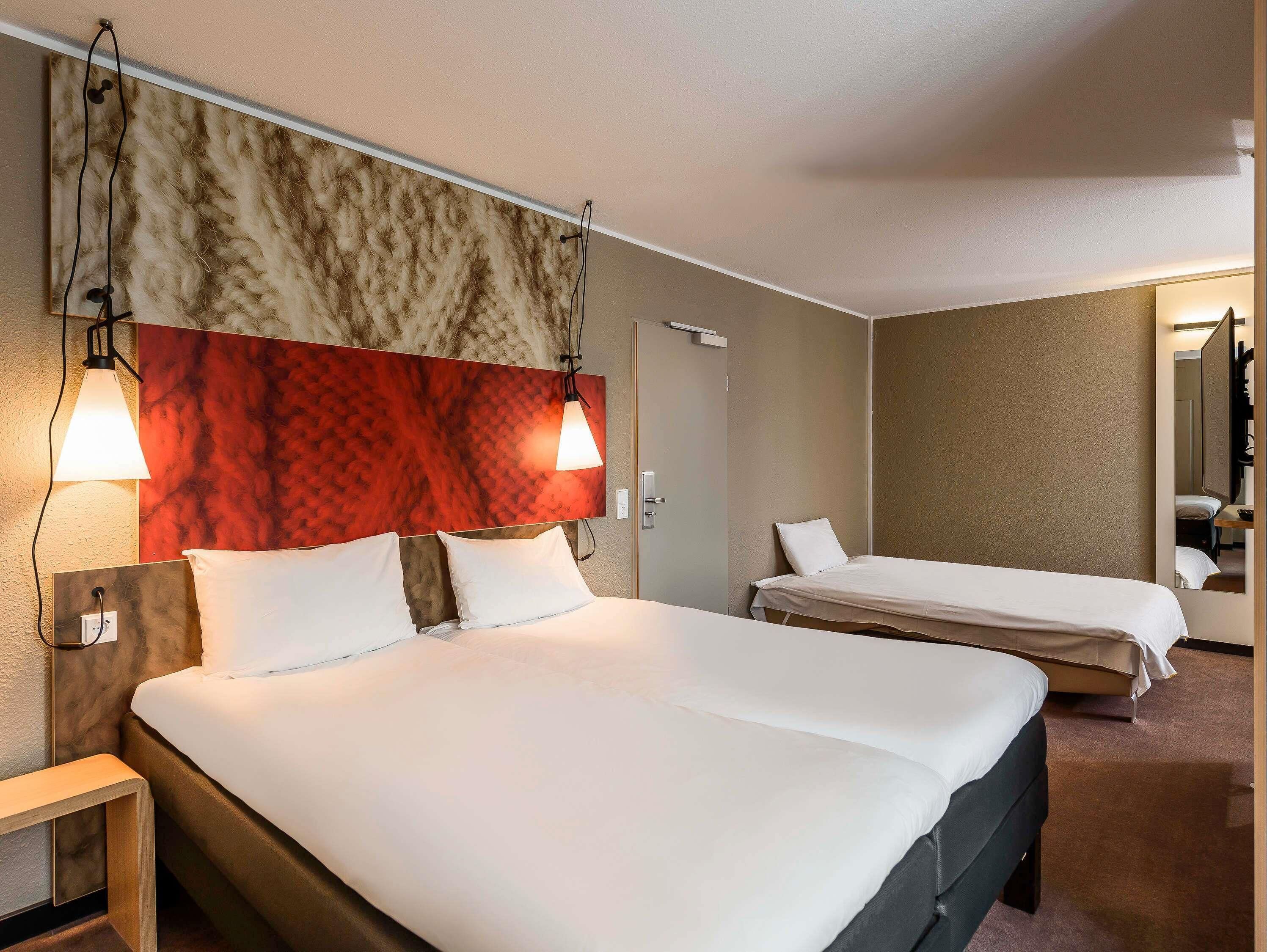 Rom – comfort, 1 dobbeltseng med sovesofa | Skrivebord, skrivebord for bærbar PC og blendingsgardiner