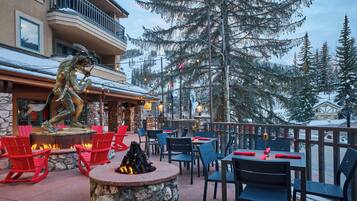 Se sirven desayunos, con vista al jardín