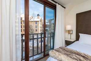 Literie de qualité, couette en duvet, coffre-fort, bureau