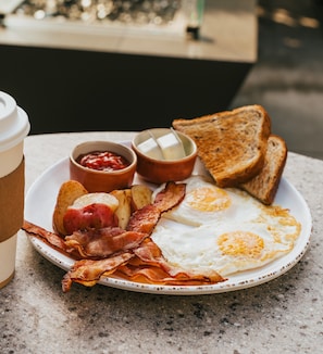 Café da manhã com buffet todos os dias mediante uma taxa
