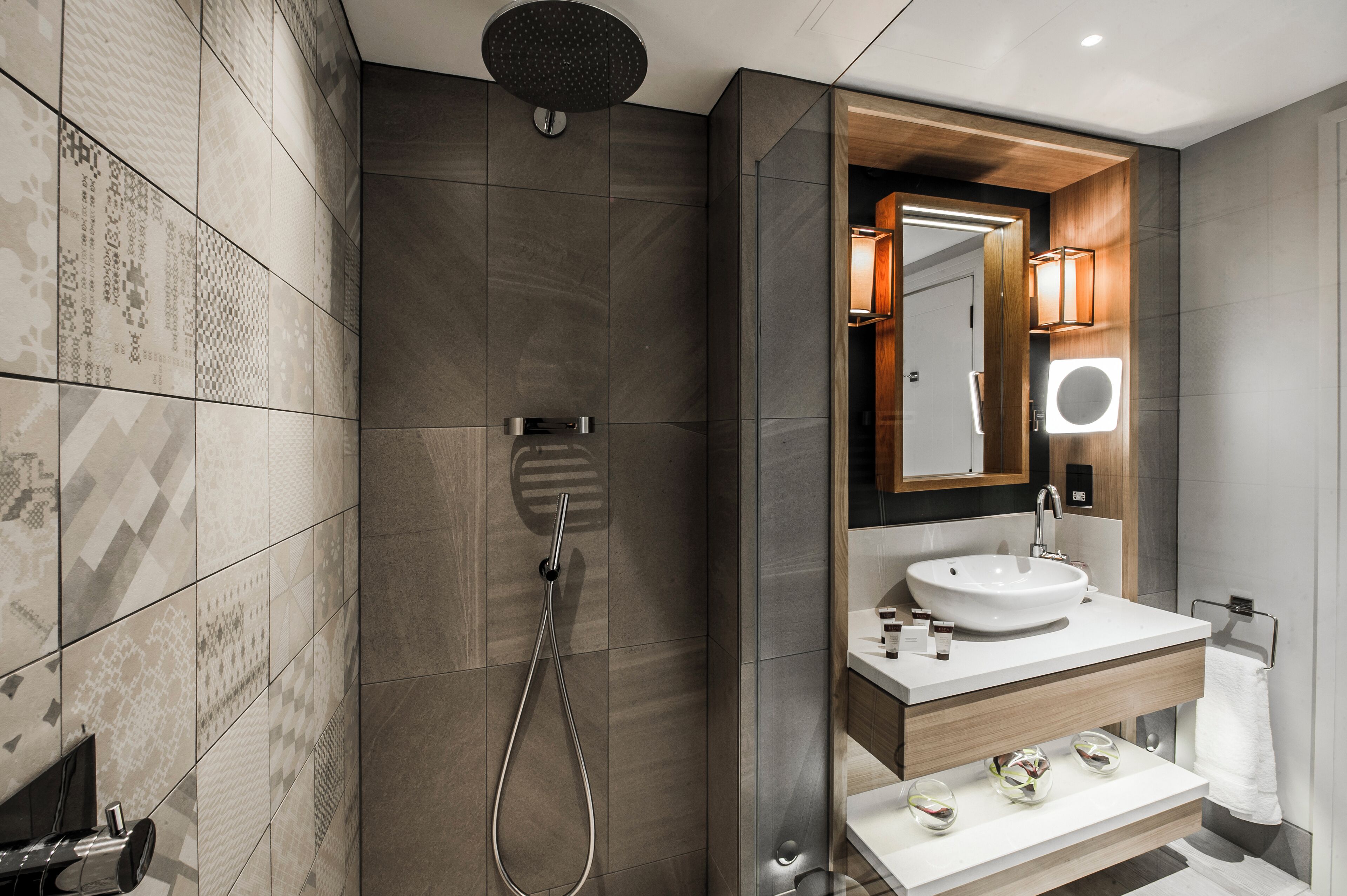 Mews Duplex with access to The Club at Cottonmill Spa | Kamar mandi | Shower, pengering rambut, jubah mandi, dan sandal