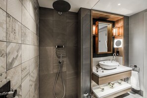 Mews Duplex with access to The Club at Cottonmill Spa | Salle de bain | Douche, sèche-cheveux, peignoirs, chaussons