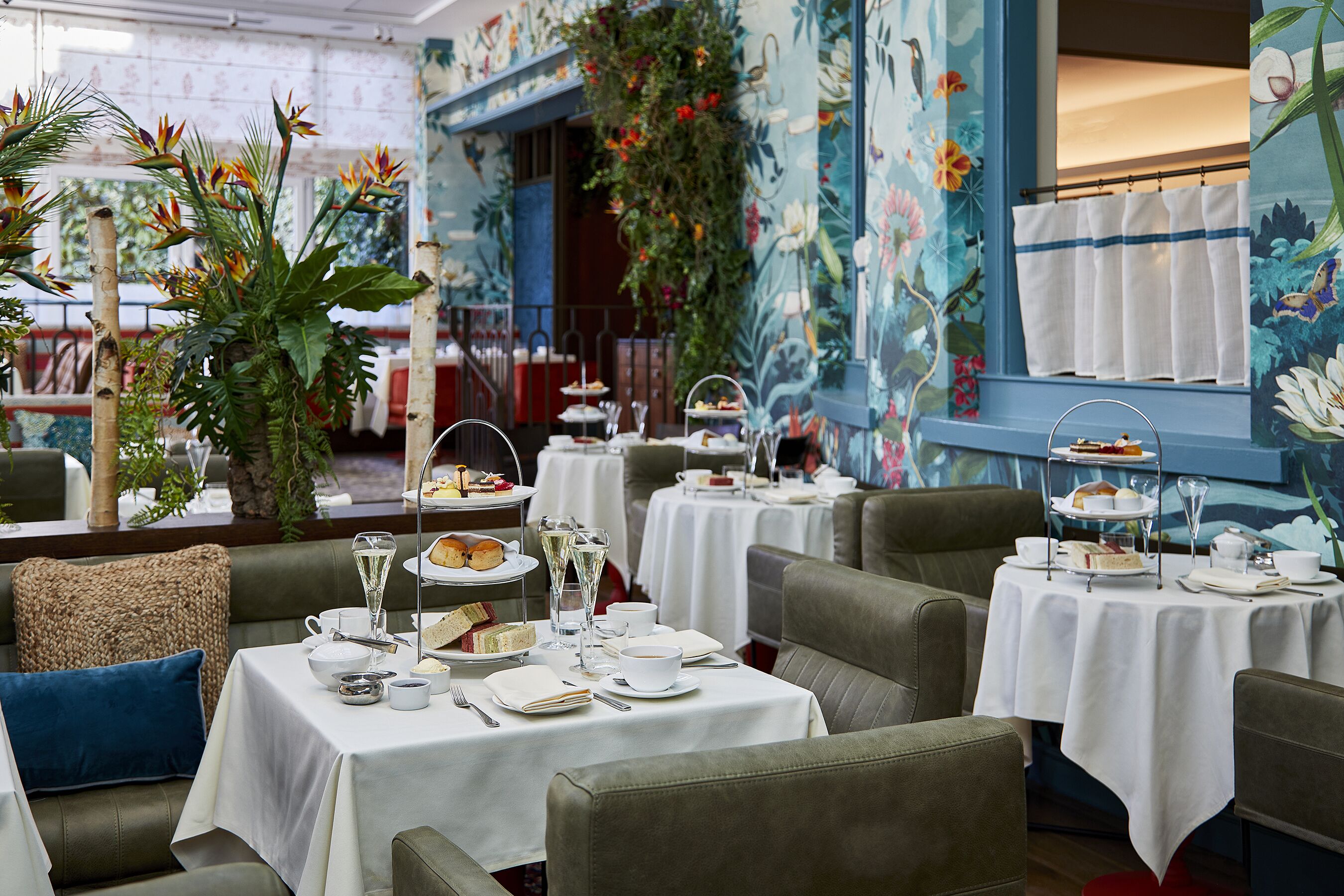 2 restaurants, breakfast, lunch, dinner served; international cuisine